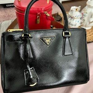 Prada small saffiano, 100 percent aunthentic in excellent condition